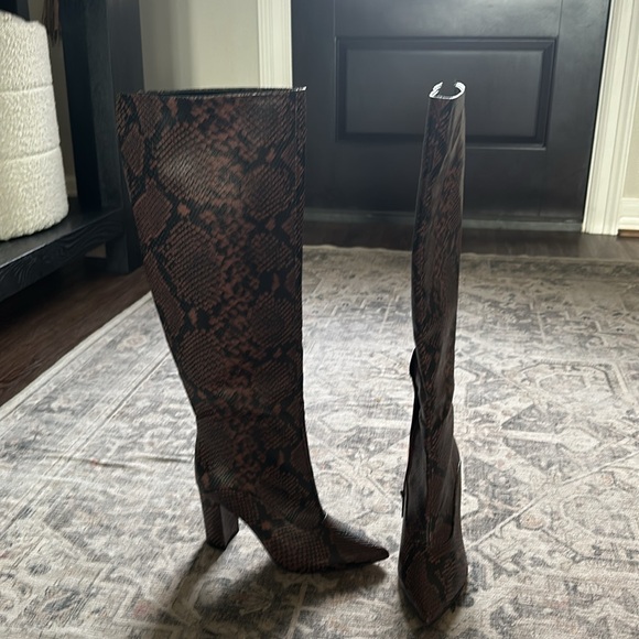 Guess knee high boot - Picture 2 of 3